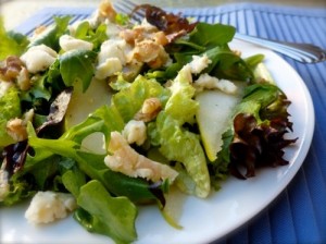 Mesclun-with-pears-and-blue-cheese